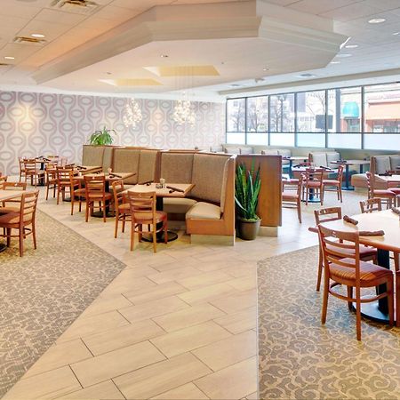 Hotel Doubletree By Hilton Milwaukee Downtown Exterior foto