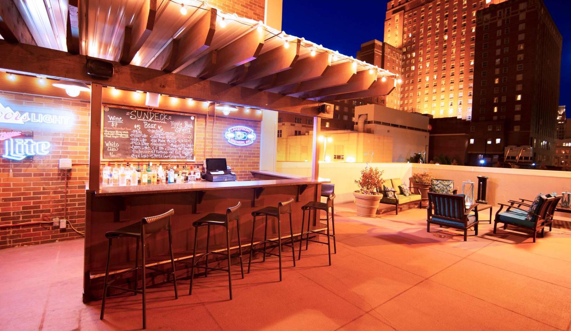 Hotel Doubletree By Hilton Milwaukee Downtown Exterior foto