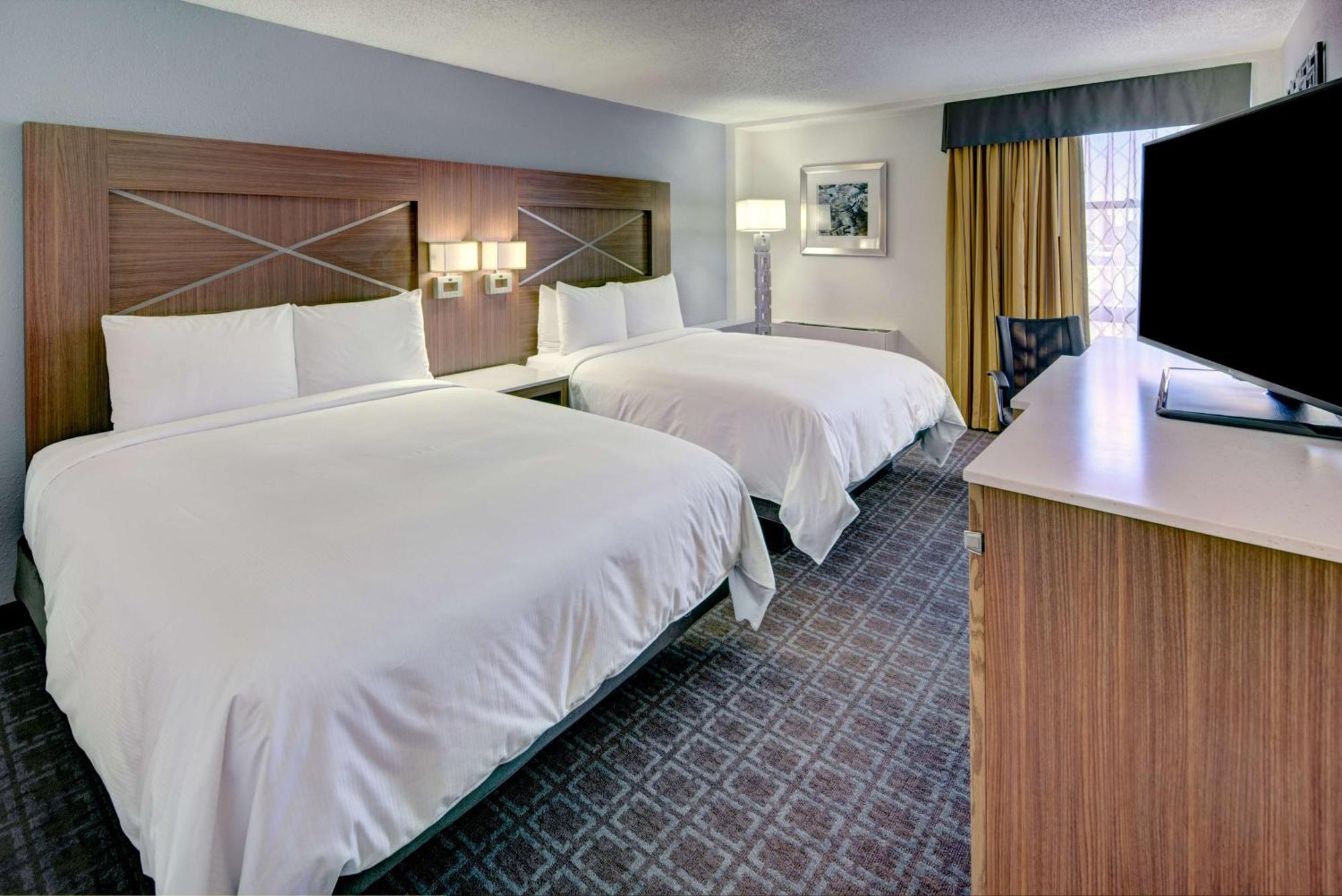 Hotel Doubletree By Hilton Milwaukee Downtown Exterior foto