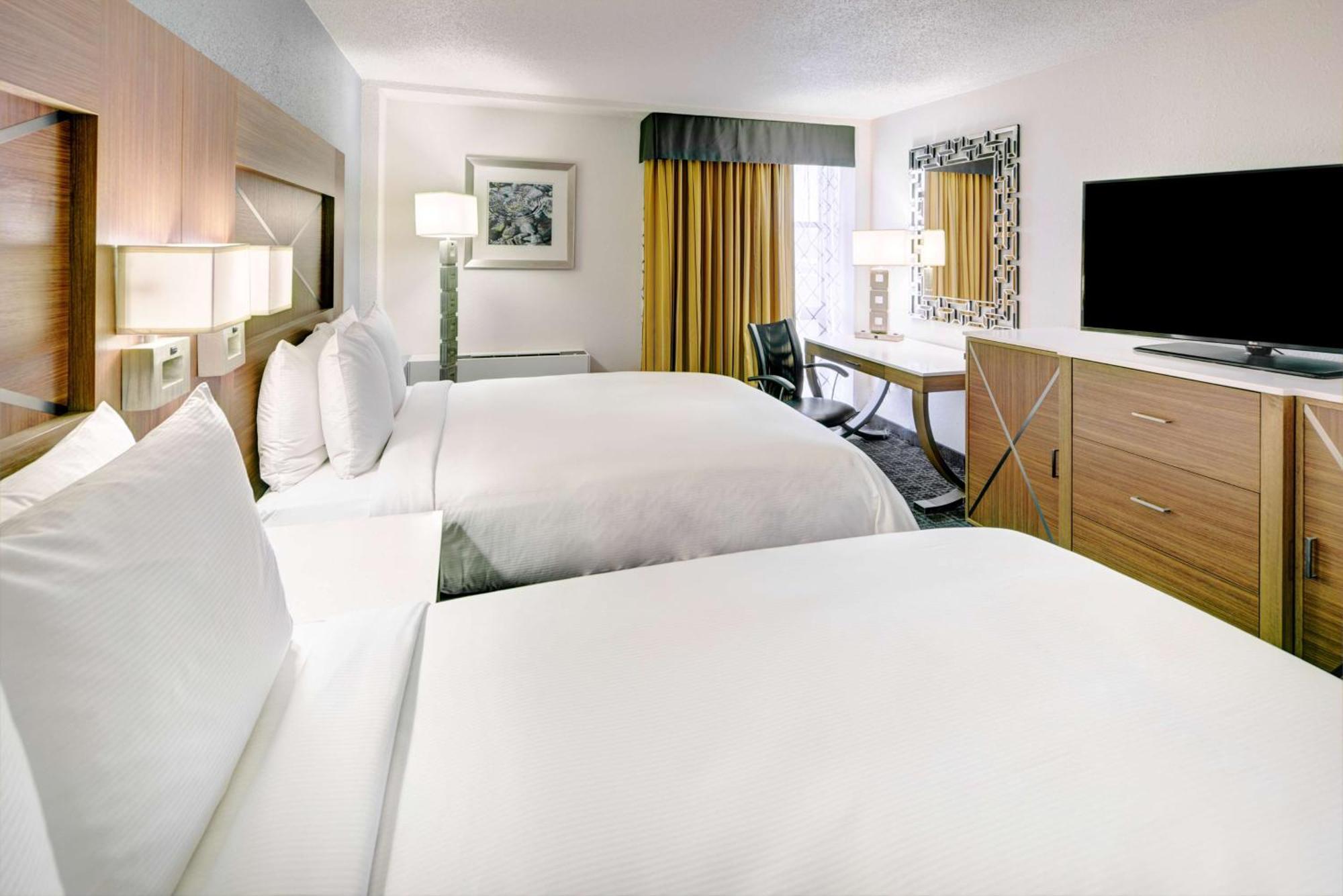 Hotel Doubletree By Hilton Milwaukee Downtown Exterior foto