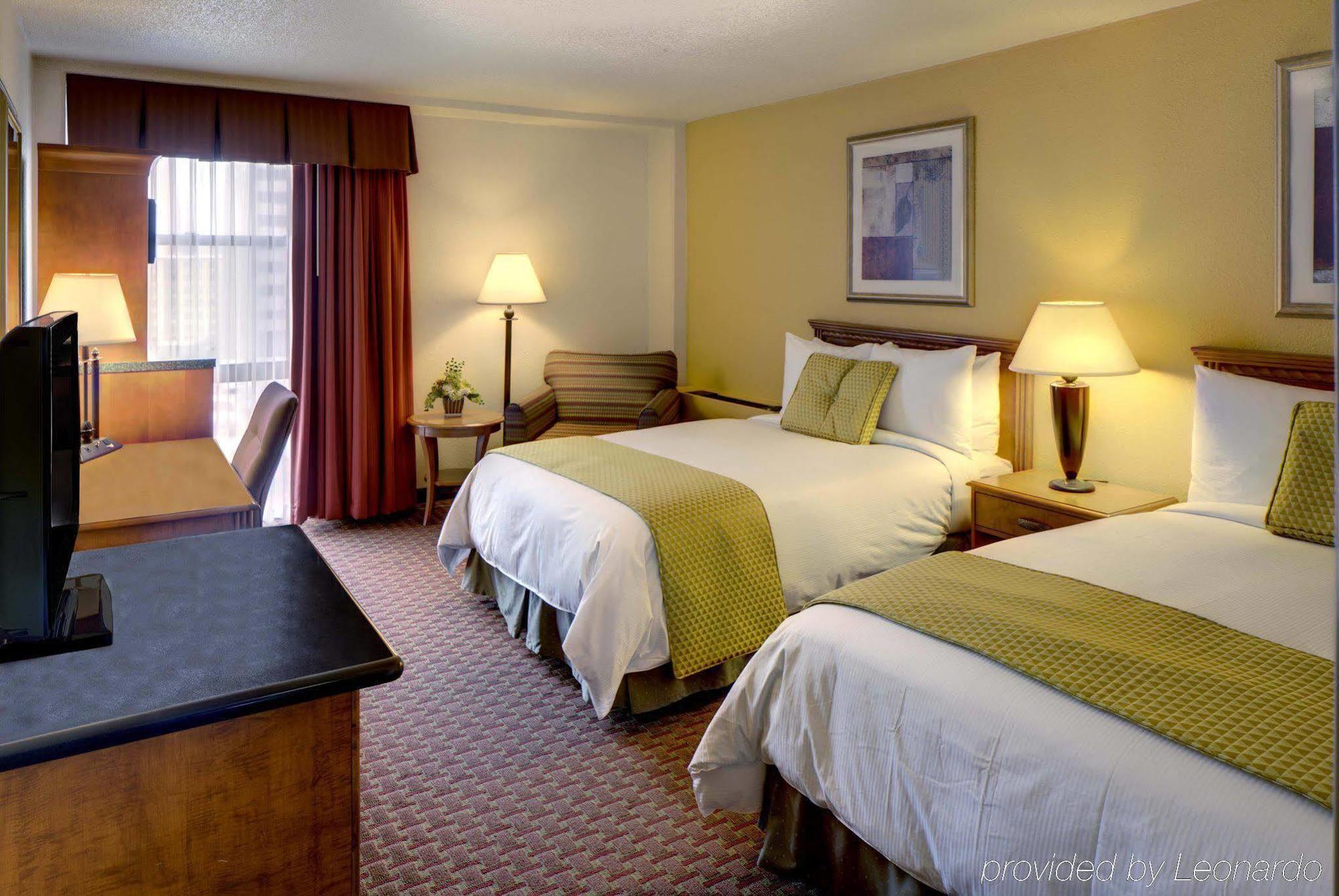 Hotel Doubletree By Hilton Milwaukee Downtown Exterior foto