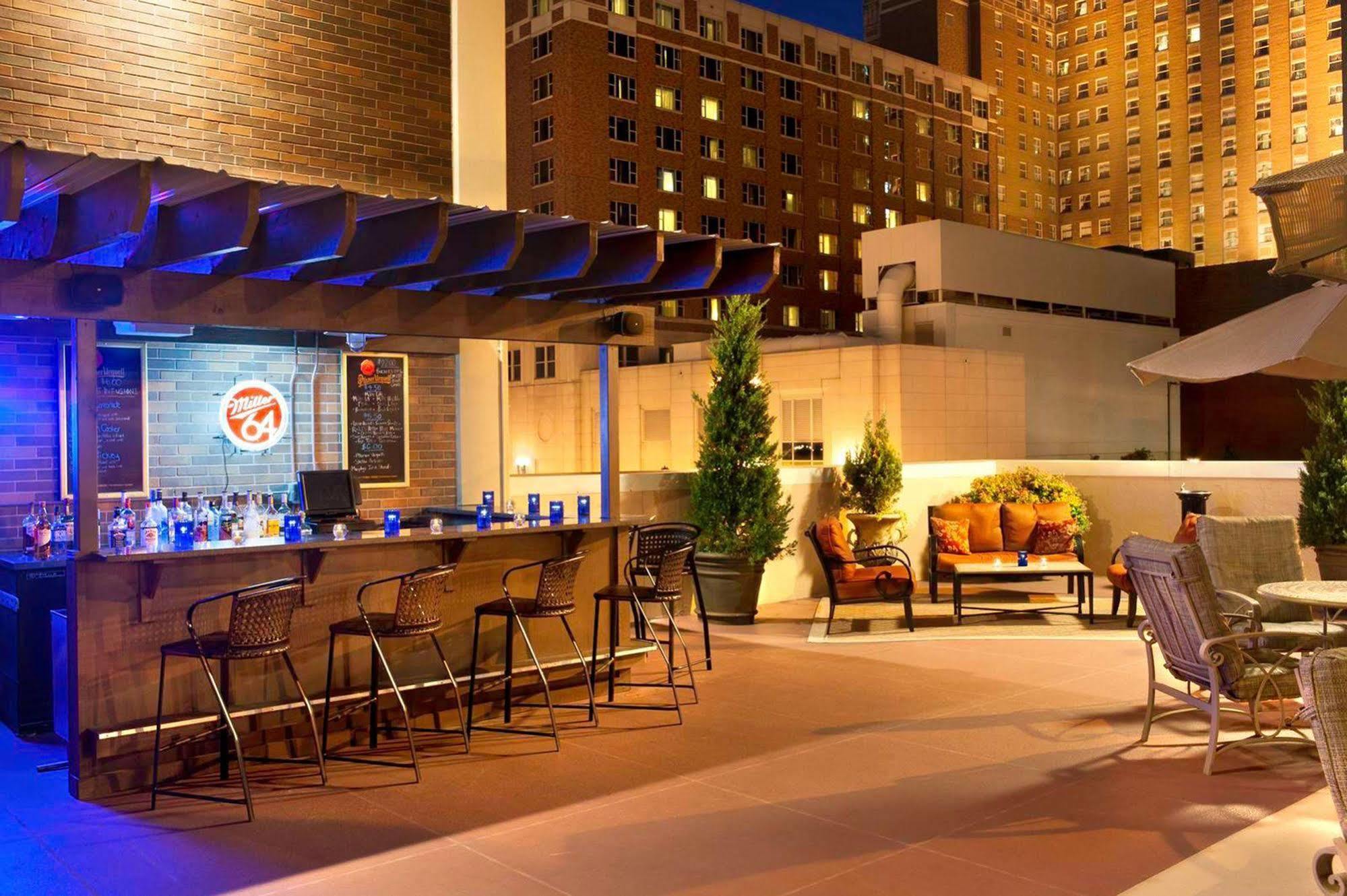 Hotel Doubletree By Hilton Milwaukee Downtown Exterior foto