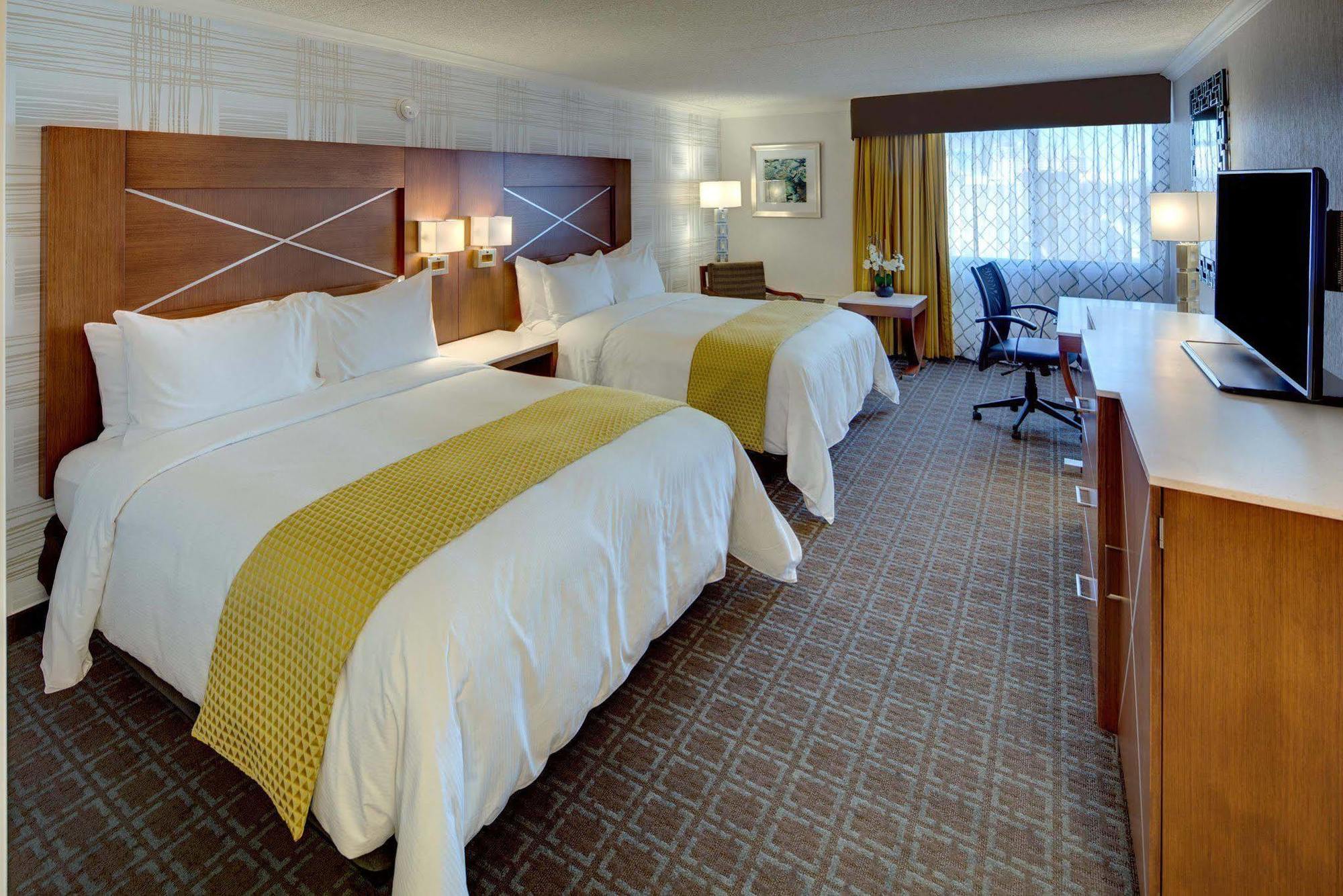 Hotel Doubletree By Hilton Milwaukee Downtown Exterior foto